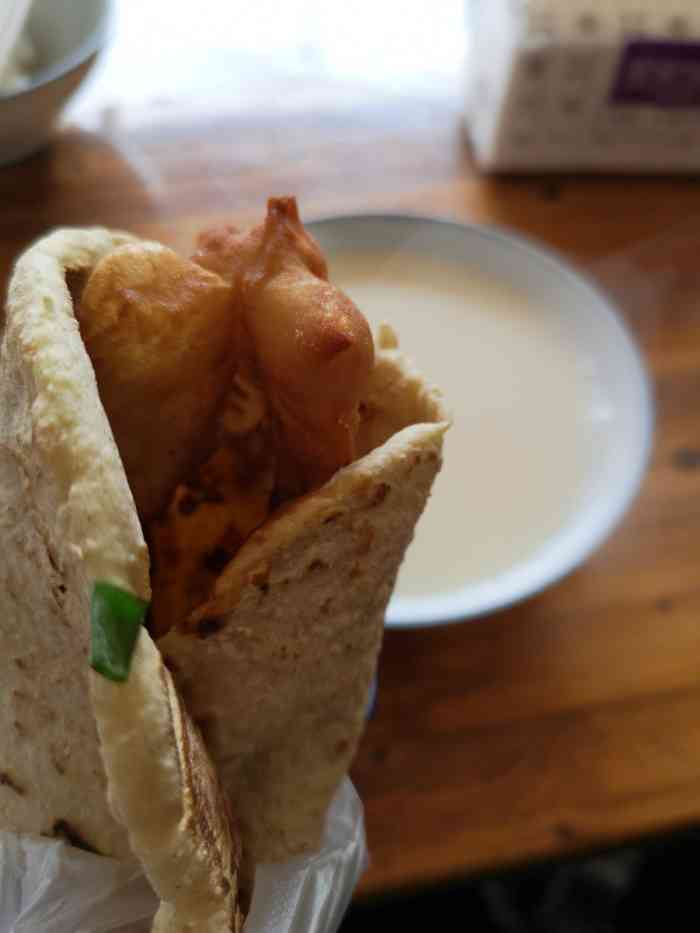 大饼油条-"嵊州的大饼油条店里面有座位,专门做大饼.