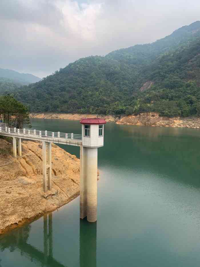 大封门水库"我们是坐车来到山脚下的,这个地方还有个名.