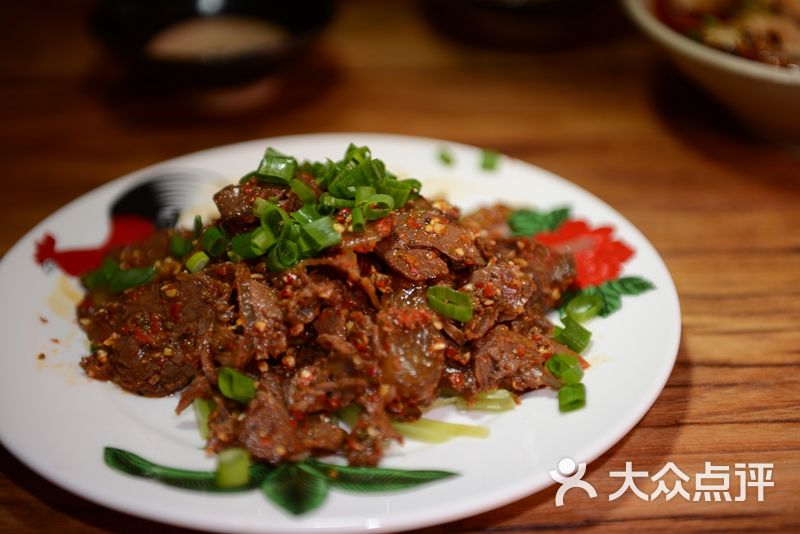 从前的小酒馆-3,疯狂牛肉32元.小店的菜名好疯狂哦,连