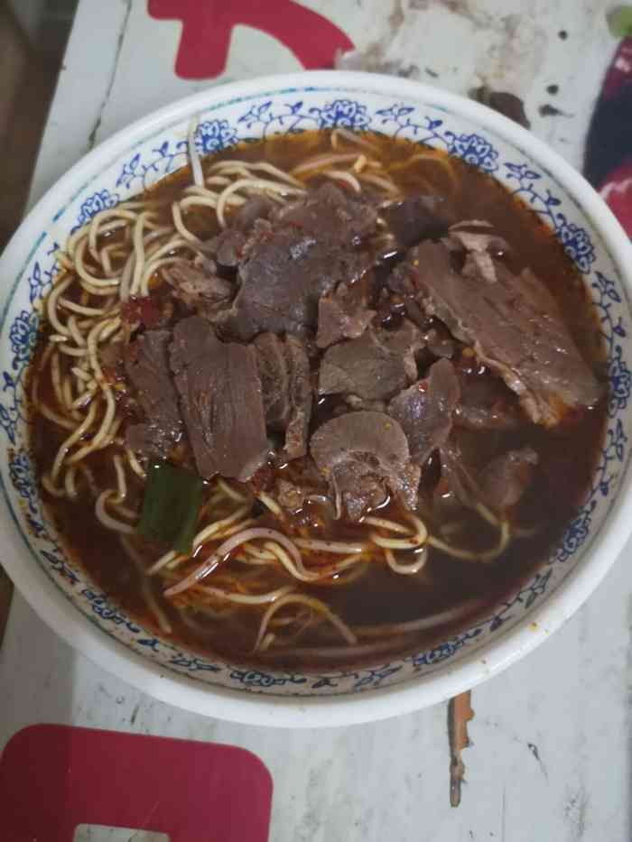 正宗襄阳一桥陈家牛肉面"第一次早上八点多到一桥头,陈家排队排的老.
