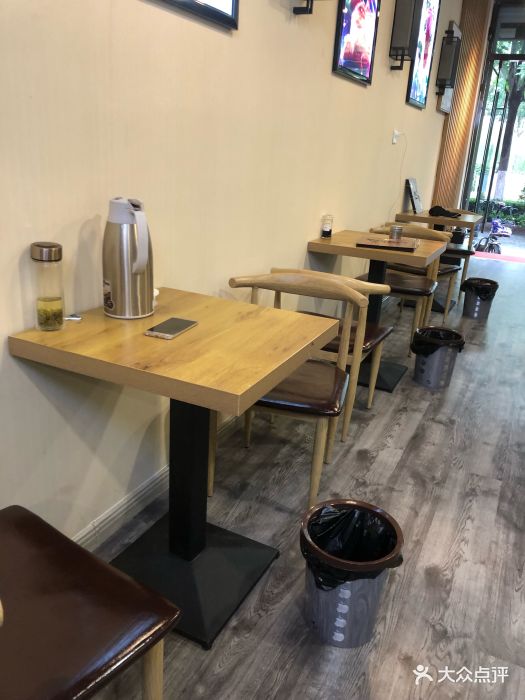 名字很美的店,各种饮品也都是风花雪月的名.