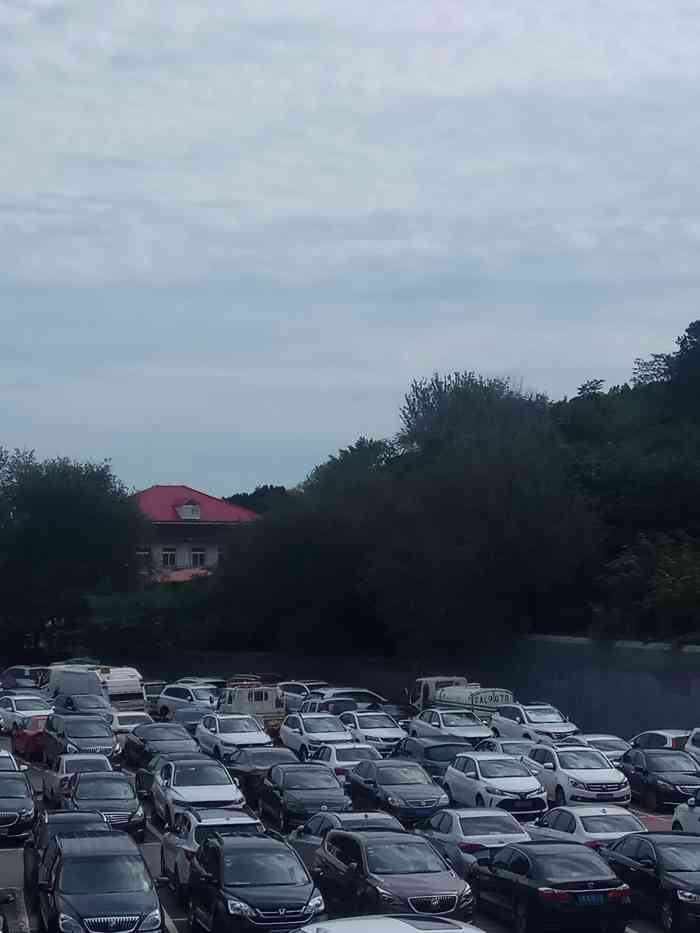 香山公园东门地上停车场