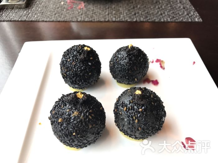 黑松露流沙芝麻球