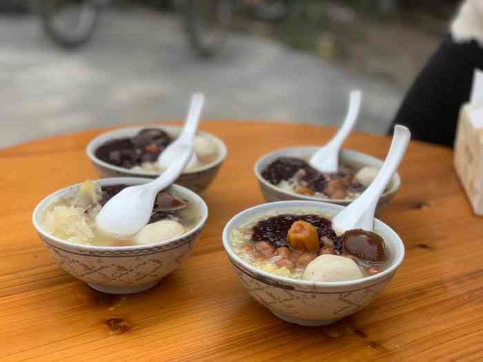 这家老字号"伟记甜汤"是本地食家朋友介绍的,就在马路边上,有车经过