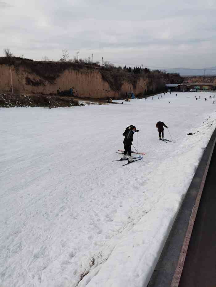 东岭滑雪场-"总体不错,就是本人滑雪技术不是很好,而且.