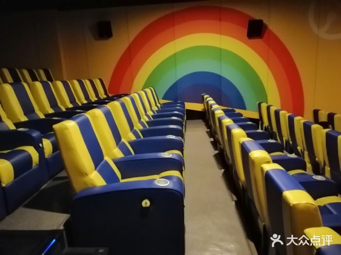 电影院就在家附近,所以一有电影上映就来啦.