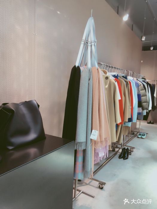 Acne(苪欧百货店)