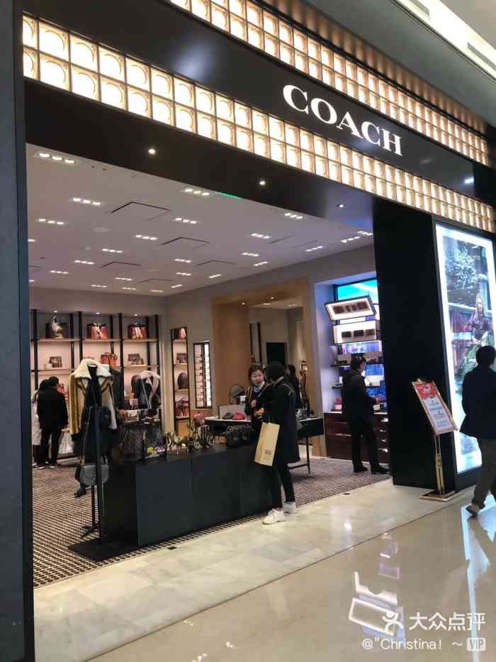 探店之coach蔻驰(店铺位置)coach蔻驰位于群光广场的一楼,一进门就是