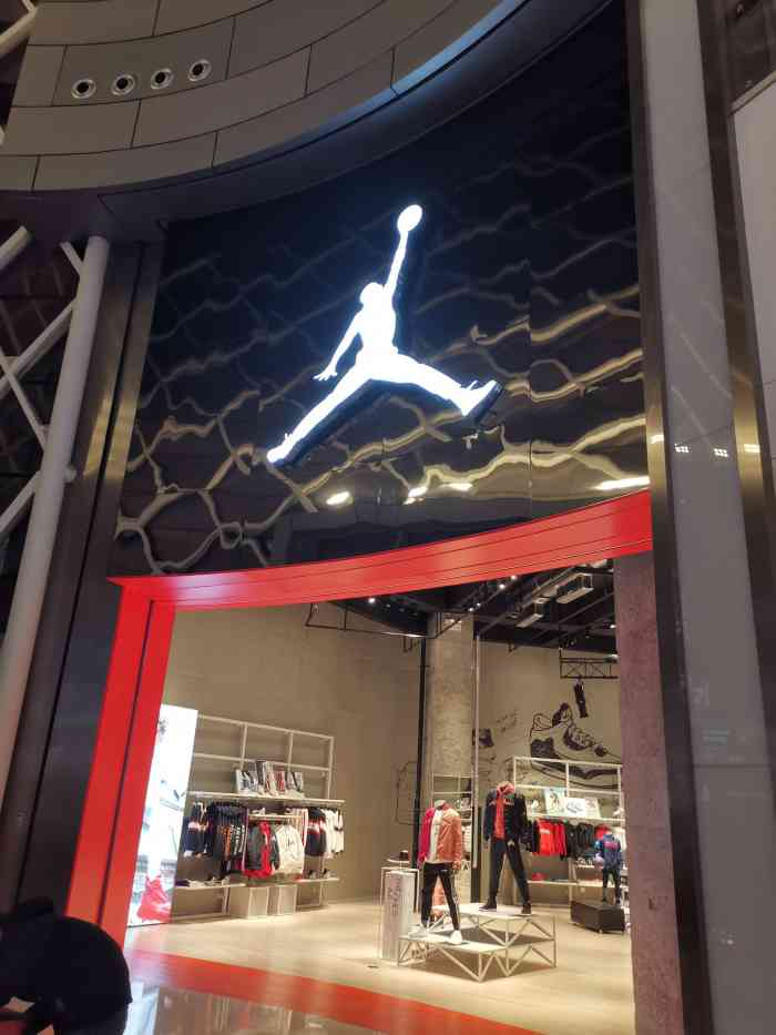 air jordan-"万象城的aj真的特别的大,也特别的壮观,.