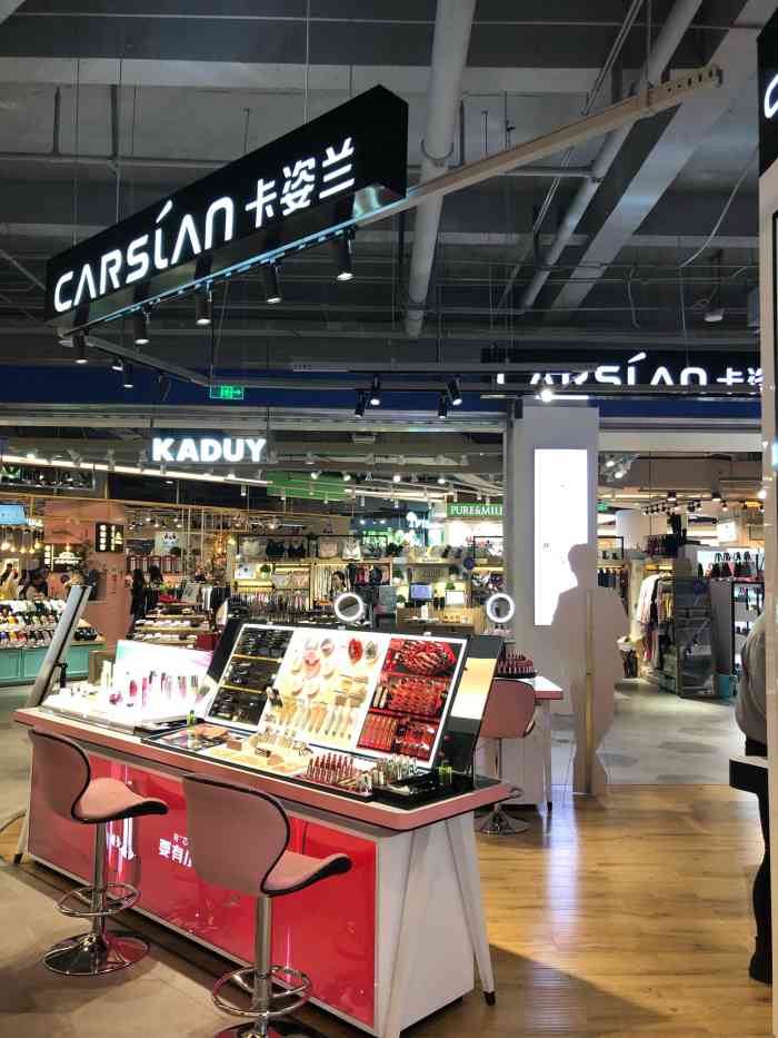 Momopark负二层店铺,momopark momopark负二层中庭位置,下了扶梯很容易就能找到.
