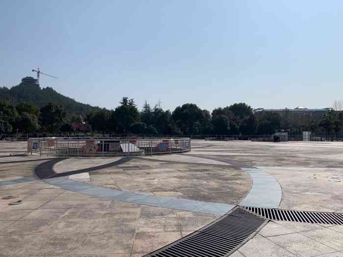 鸡鸣山公园-"鸡鸣山公园景区,由广场区,草地池塘区,露.