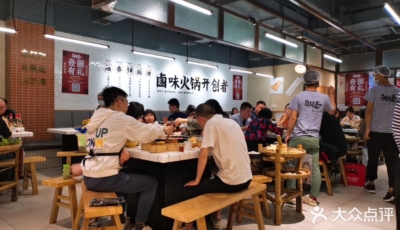 请所有兄弟姐妹移步去卤校长老火锅,尝尝辣卤耙鸡爪,辣卤耙肥肠