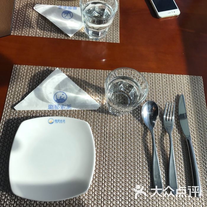 璐那索莱西餐厅餐具摆设图片 - 第5张