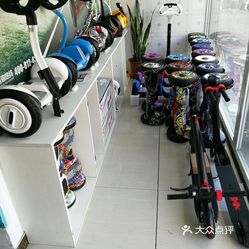 还有自己的外观专利,厂家直销,批发,零售,售后,还可以维修各种平衡车