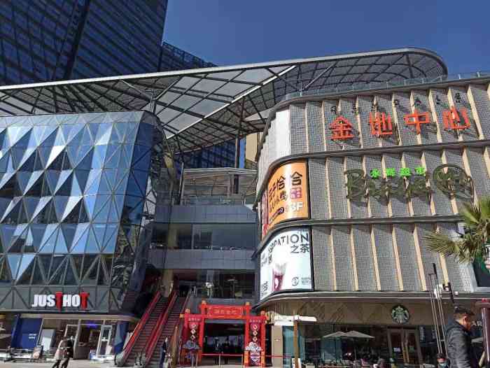 金地中心:集超市,购物,饮食,游乐一体的社区型商场;     早上太阳正好