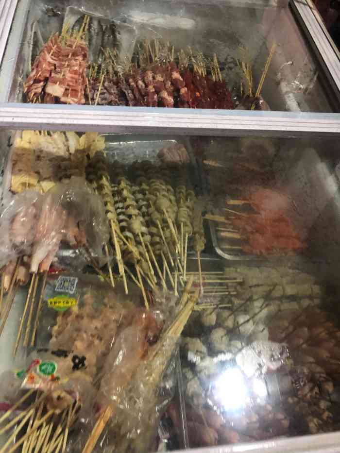 阿玉烧烤店"味道还不错,可惜烧烤我大多数只吃素,地方.