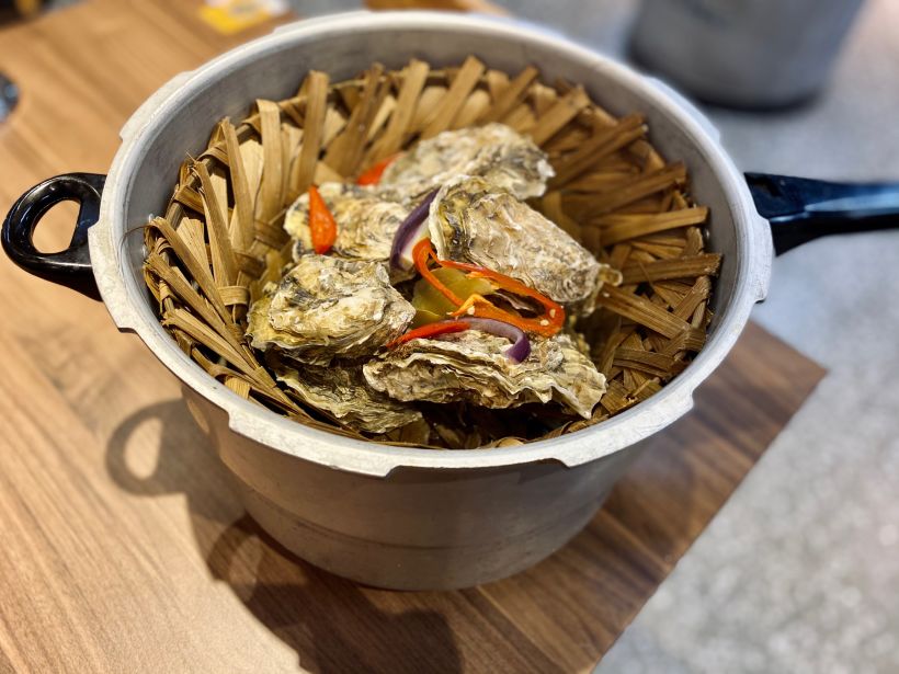 「高压锅竹笼蒸蚝」    店里的招牌,台山生蚝 小份 10个 90元,高压