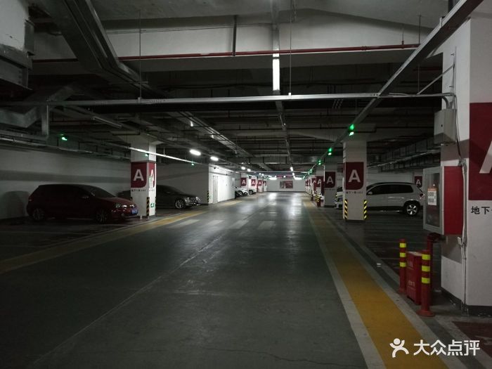 万象城停车场图片