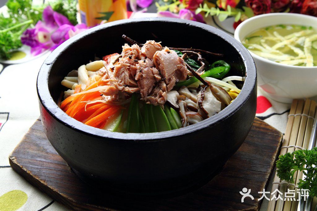 金枪鱼石锅拌饭