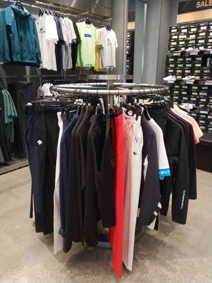 descente(浦东奕欧来奥莱店"今天去店里试了件羽绒服,因为尺码只有l