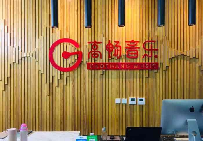 我家儿子在高畅音乐学习吉他从小学二年级开始的现在他已经小学六年级