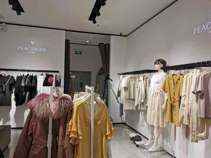 男装和女装品牌是分开的,首创奥特莱斯店的女装品牌店面在唐冶东路与