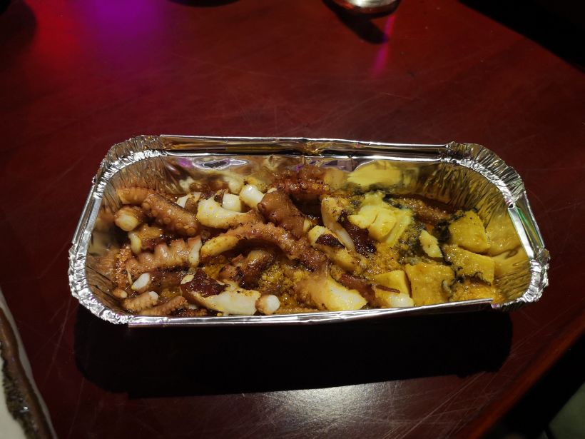 等锡纸盒里面的酱料融化其中的时候就好了 八爪鱼的口感比较有嚼劲 而