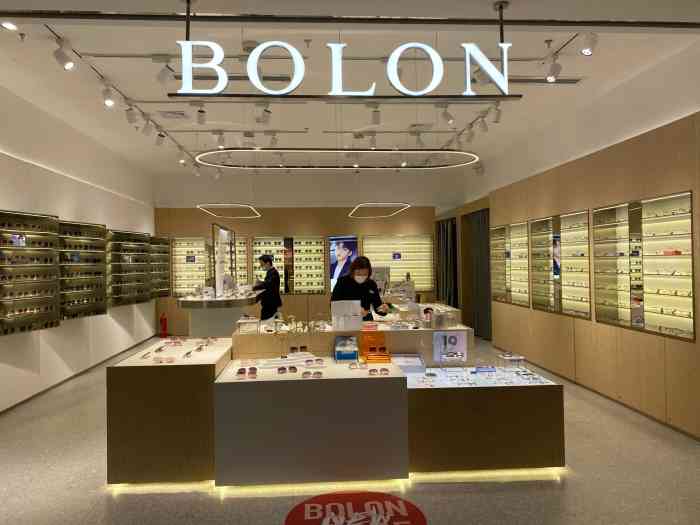 bolon"暴龙眼镜店里环境很好,摆设美观,各种各样-大众点评移动版