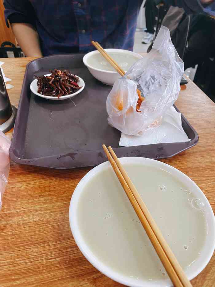 尹三豆汁(光明楼店)-"豆汁儿也是北京独具特色一道传统小吃,是由.