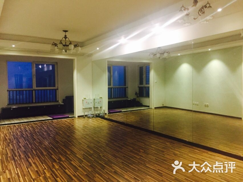 叮叮老师很热情,团购了体验课之后就详细介绍了培训的舞种供选择舞种参考,到店方式也介绍的很详细,很贴心。体验了形体芭蕾,第一次上课,好多动作做不到位,老师细致认真的讲解要点并帮忙纠正错误动作,让学员能够更直观的了解到应该怎么发力,自身能力的最大目标,一个小时课程下来很累,但是还是蛮有收获。课后老师也详细介绍了课程设置,根据个人需求,提供专业建议,所以体验课后就果断报班啦~希望自己能好好坚持,同时纠正纠正自己各种形体问题,修练美美哒身型~