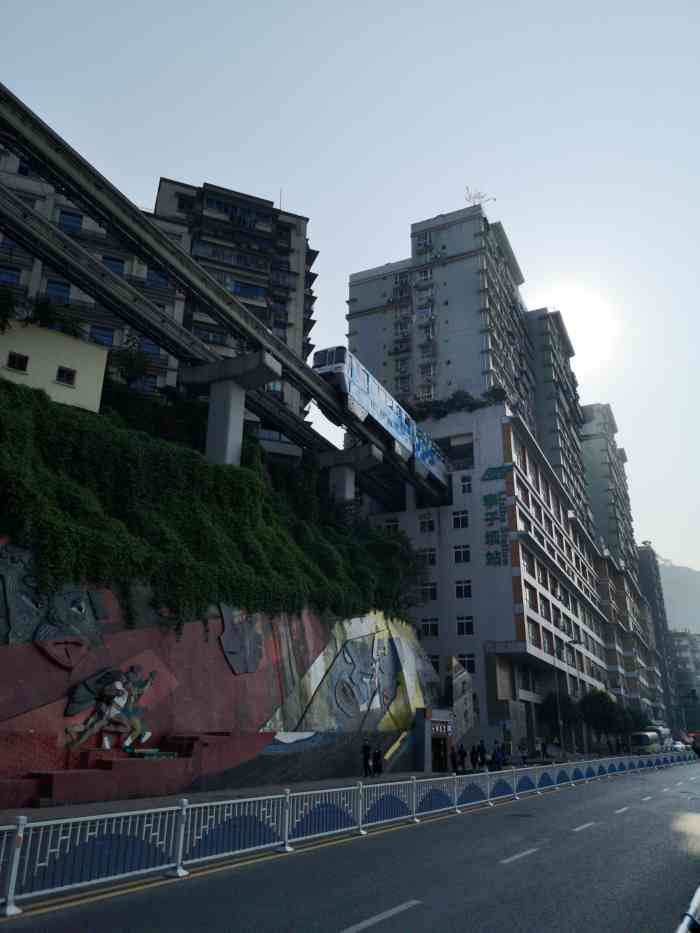 李子坝观景平台-"重庆出名的一个景点,但是观景台看的