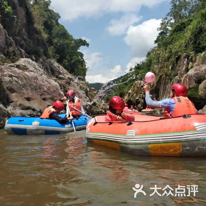 五指山红峡谷漂流