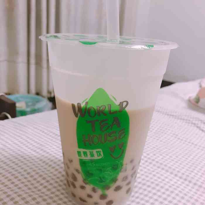 世界茶饮的奶茶真的是超大杯,量超级无敌多,口味也不错,点赞