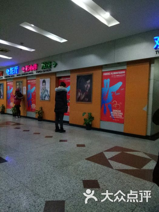 沪北电影院:一岁多小朋友也要买票,真无语,.上海