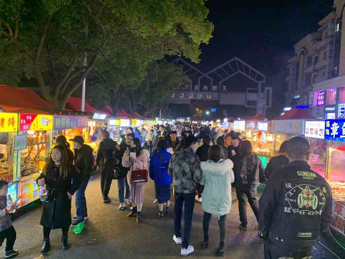 鼎鼎大名的宾王夜市我来啦来义乌白天逛商贸市场晚上肯定来淘淘好玩的