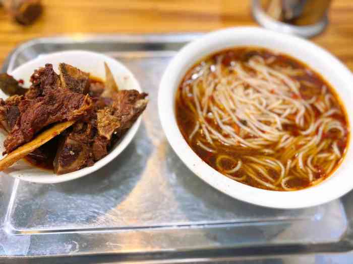老江牛骨粉店"抚州人早餐都吃水粉一种用骨汤煮的米粉.