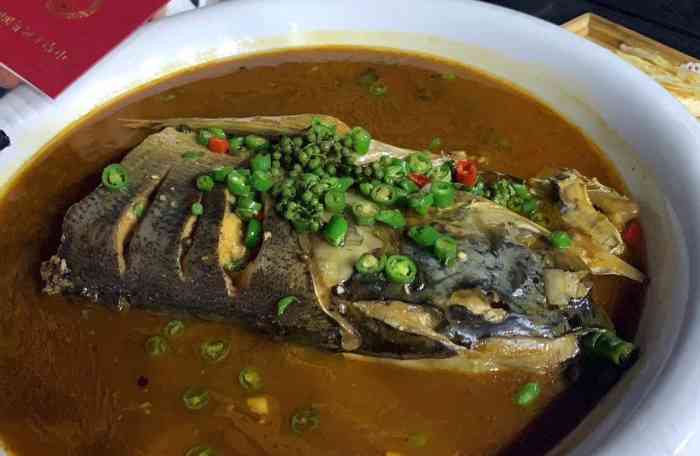 千岛湖鱼头泡饼-"「千岛湖鱼头」挺大的,应该是酱香味