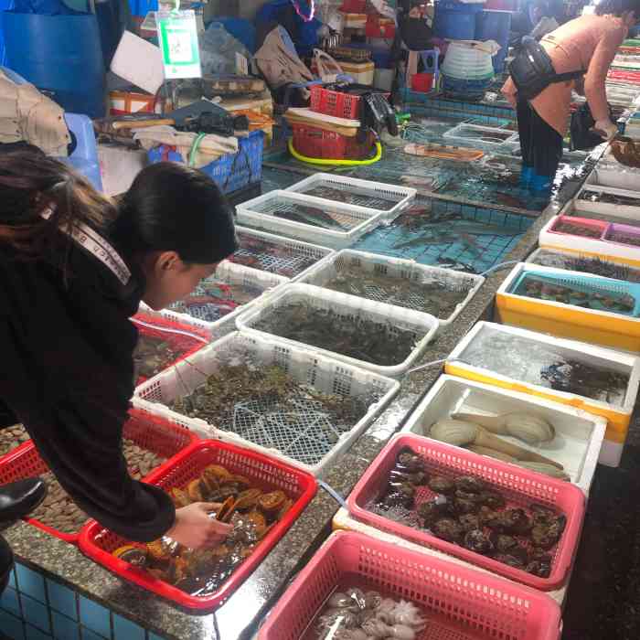 霞涌市场海鲜摆卖区-"冬天是来这里吃海鲜的好季节,一