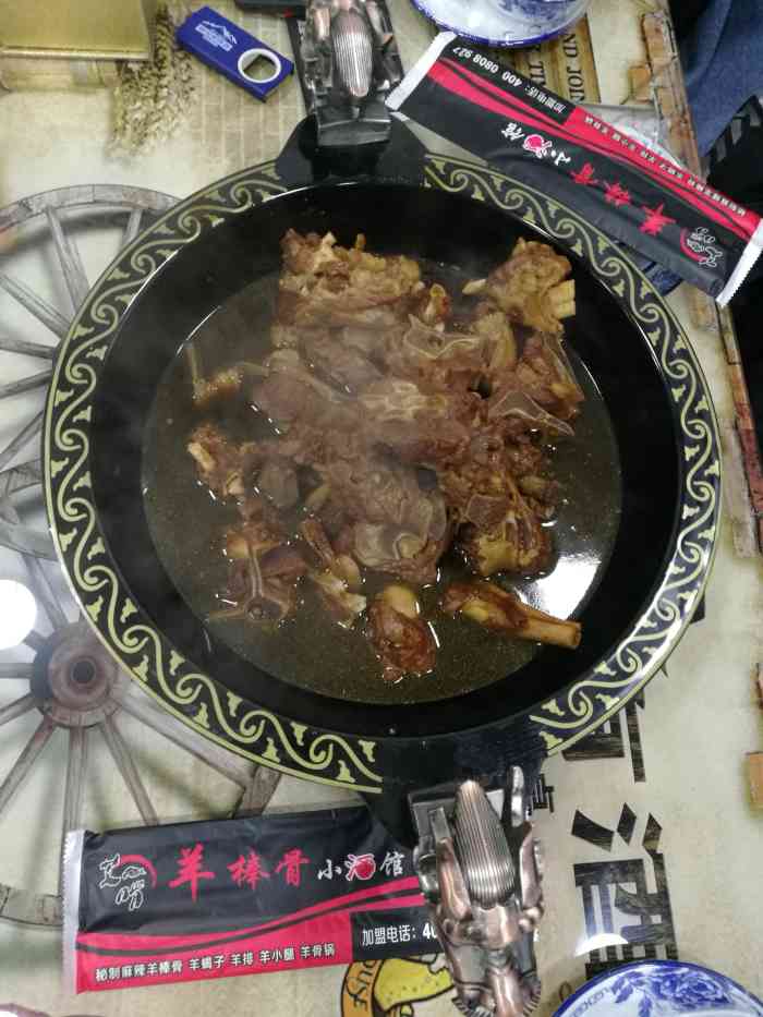 艾啃羊棒骨,和羊排都挺好吃的.