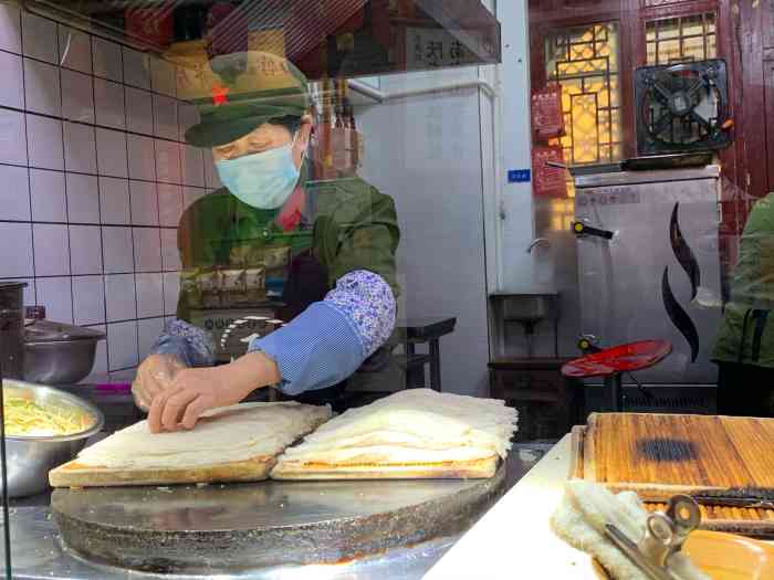 子长煎饼(瓦堡老城里煎饼"在永兴坊,看到这家店人不少,就进来尝尝.