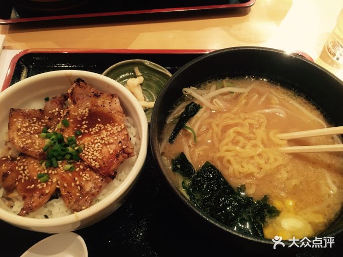 看看这排队的人流,看好共和国里面有一堆吃.