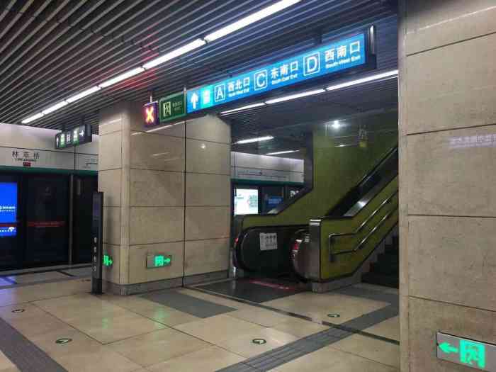 林萃桥(地铁站"五环路边上的8号线林萃桥地铁 这站位置因.