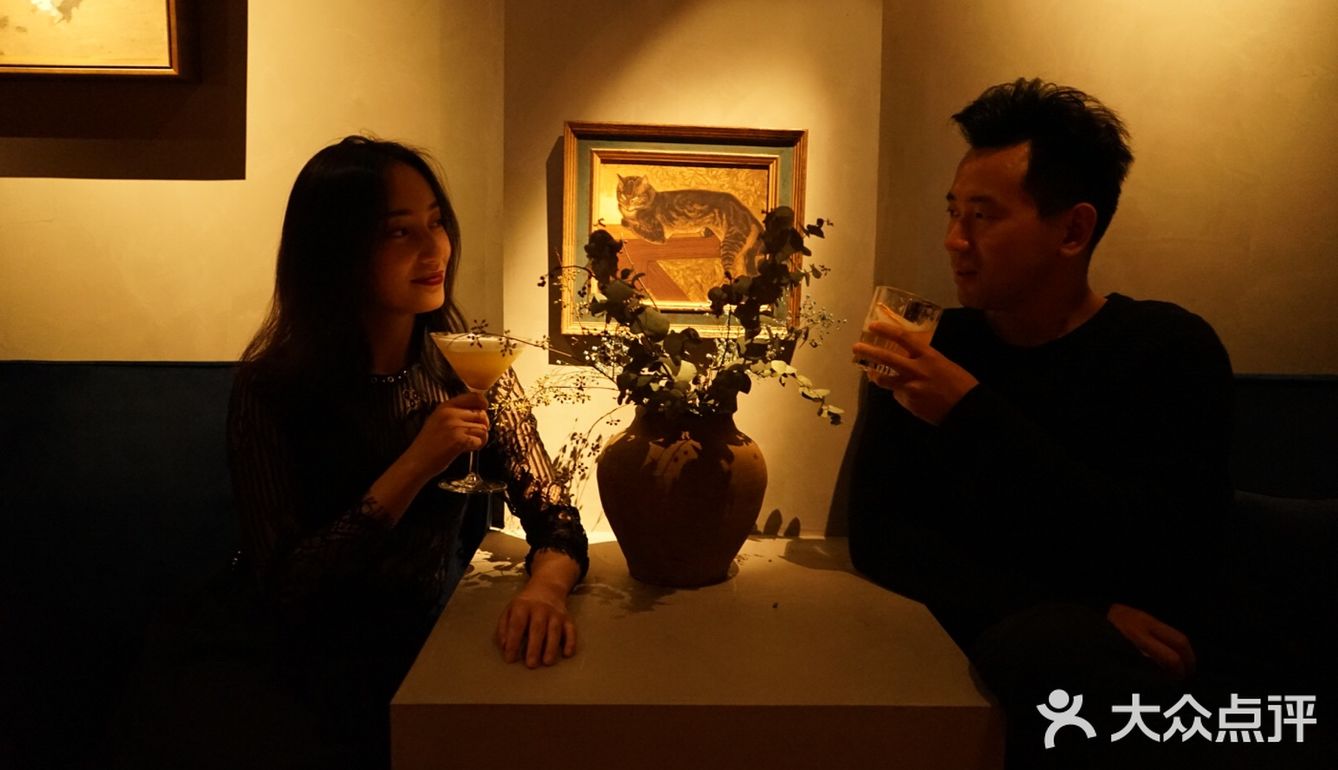 看看调酒师调酒聊一聊酒的口味和背后的故事