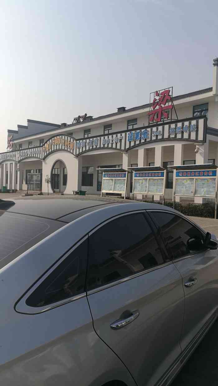 石梁服务区停车场