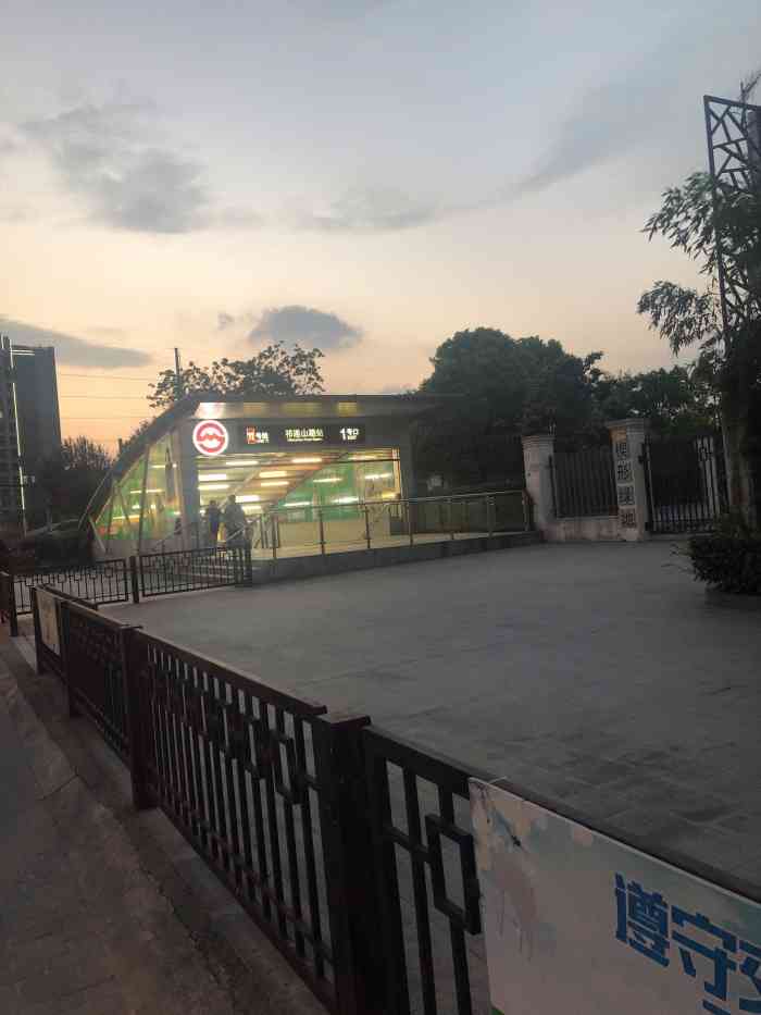 祁连山路地铁站-"11号线祁连山路站,站台还是蛮新的~~.