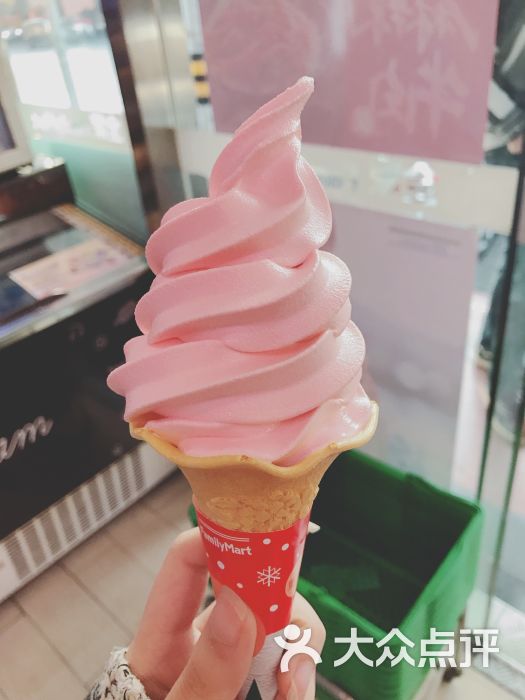 樱花草莓冰激凌甜筒