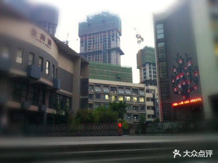 重庆市渝北区鲁能巴蜀小学校门图片