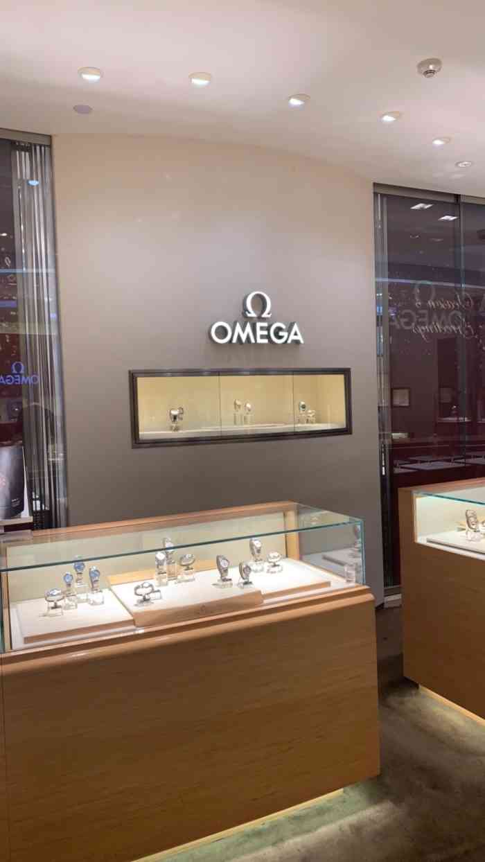 2、海南三亚免税店有卖欧米茄OMEGA海马系列机械男表