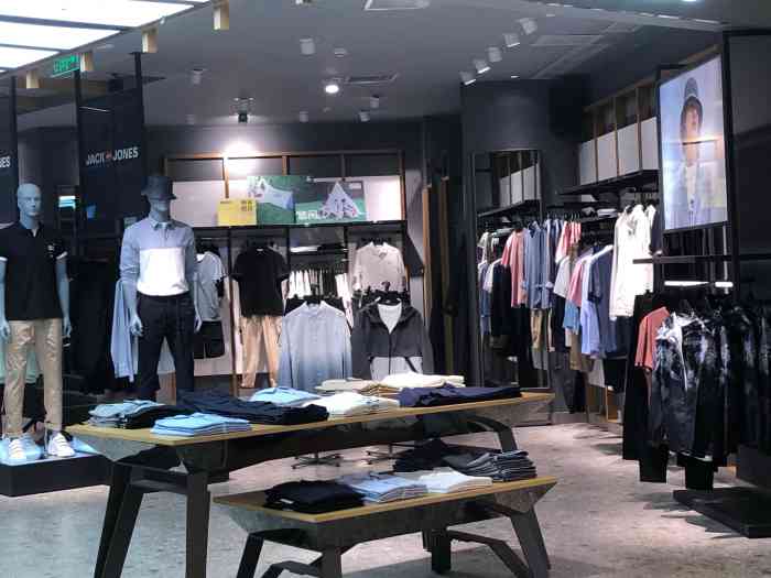 jackjones(龙湖·西城天街店"店员小姐姐很热情衣服裤子都很好看