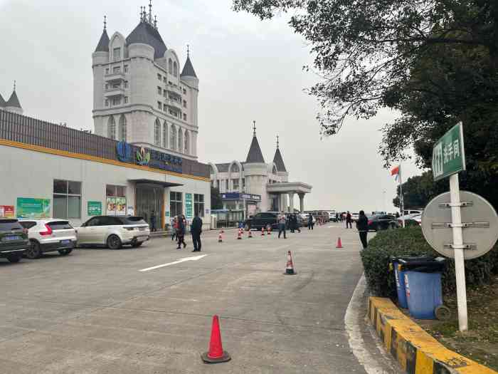 滆湖服务区·停车场-"最近是真的经常去各个服务区了